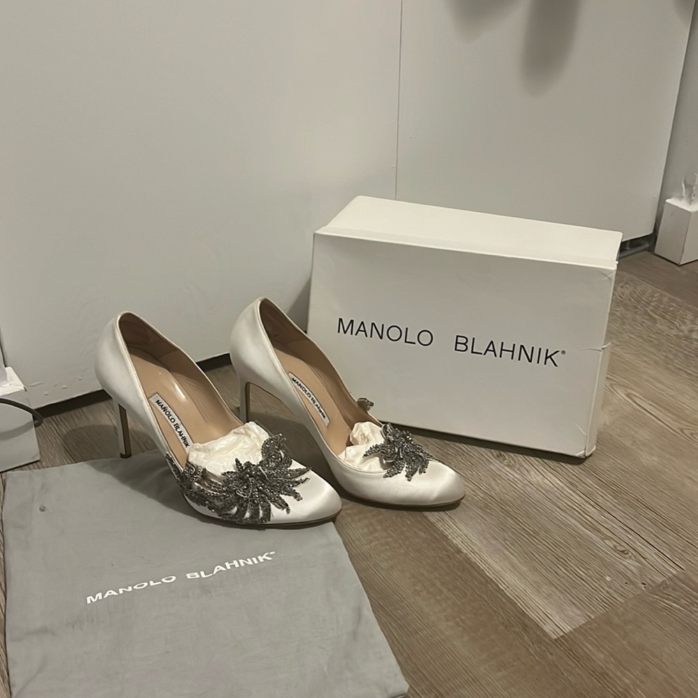 White manolo blahnik swan shoes! Used but in wonderful condition, sold out item